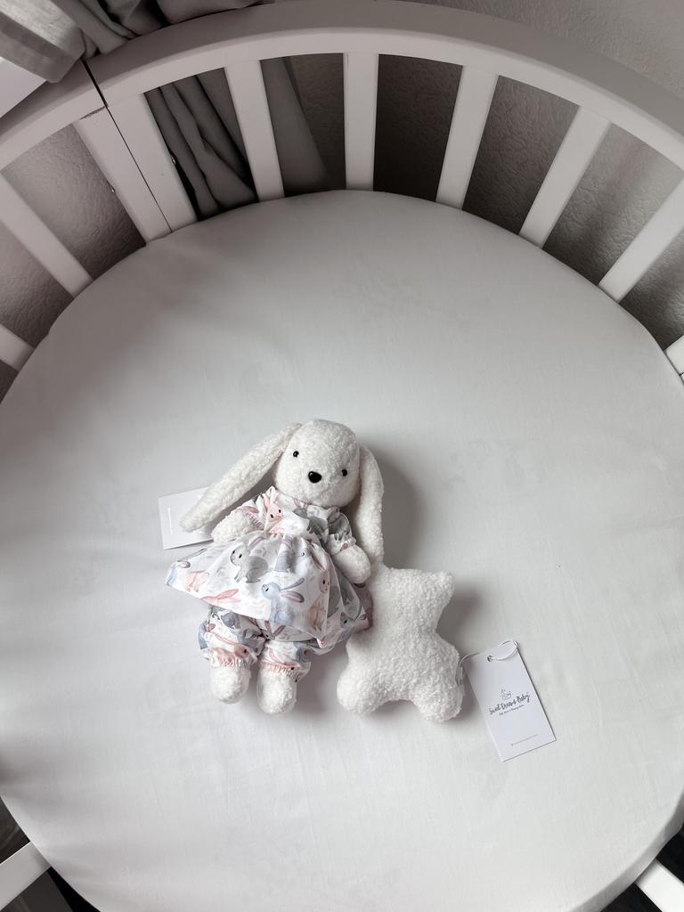 Зайка из пушистого велюра в платьице, имеющего фактурную текстуру букле или барашка в молочном цвете и игрушка погремушка в виде мишки.