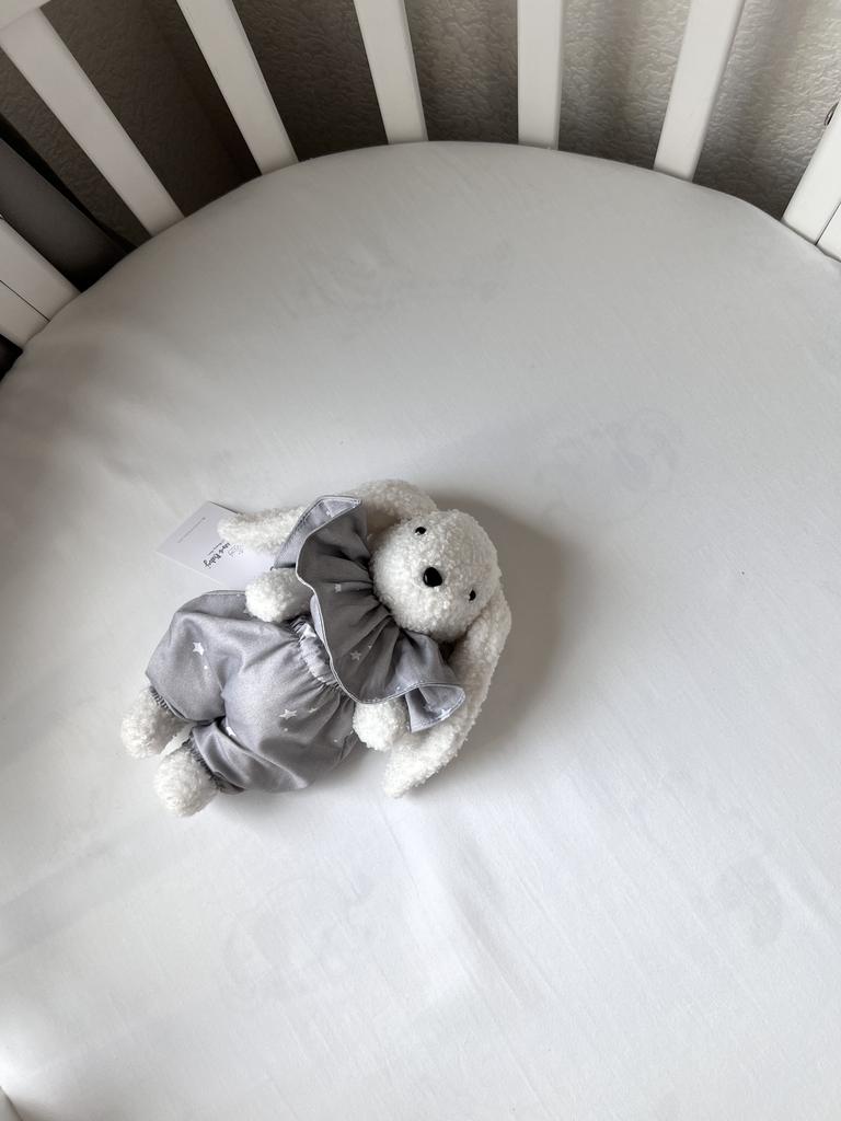 Зайка из пушистого велюра в штанишках с лямками и воротником, имеющего фактурную текстуру букле или барашка.