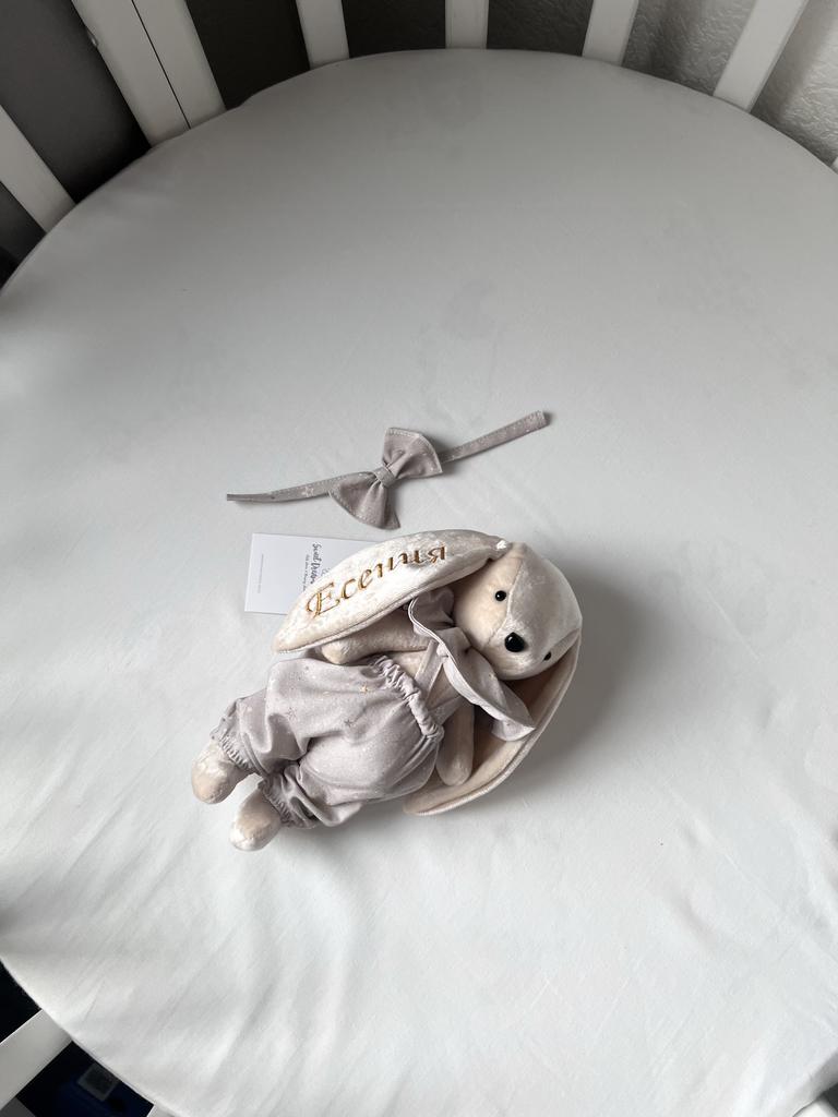 Зайка из велюра в штанишках с воротником и бантиком.