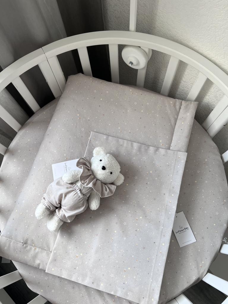 Мишка из пушистого велюра, имеющего фактурную текстуру букле или барашка в штанишках с воротником.