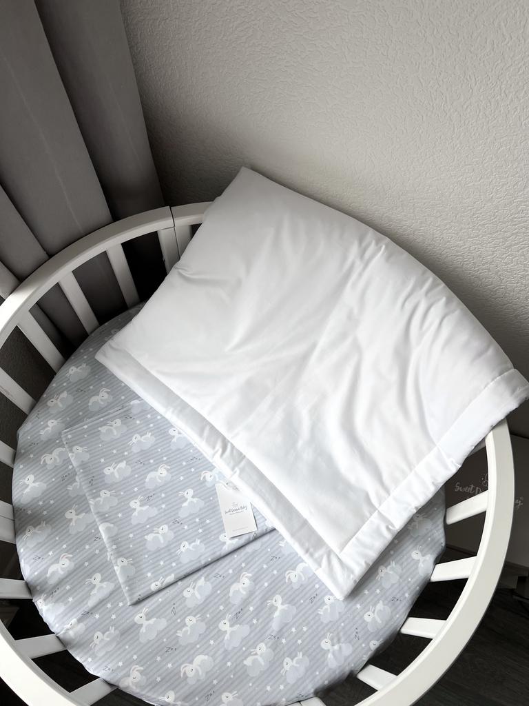 Комплект постельного белья состоящий из одной простыни на резинке, одеяла и пододеяльника (белый однотон, зайка на тучке)