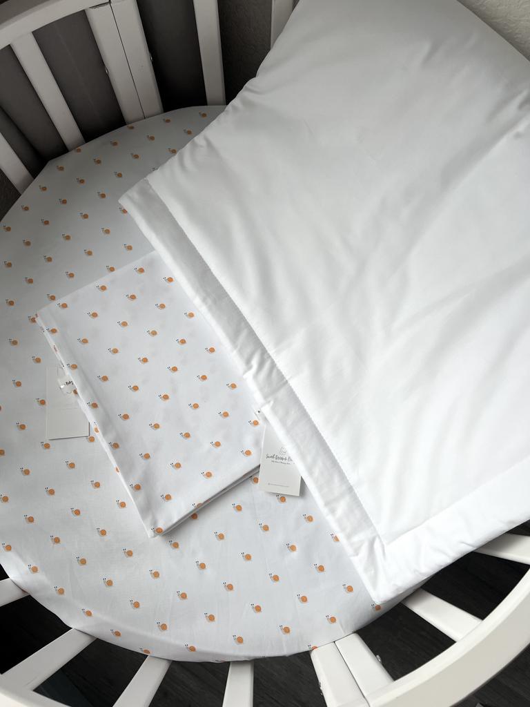 Комплект постельного белья состоящий из одной простыни на резинке, одеяла и пододеяльника (белый однотон, милые улитки)