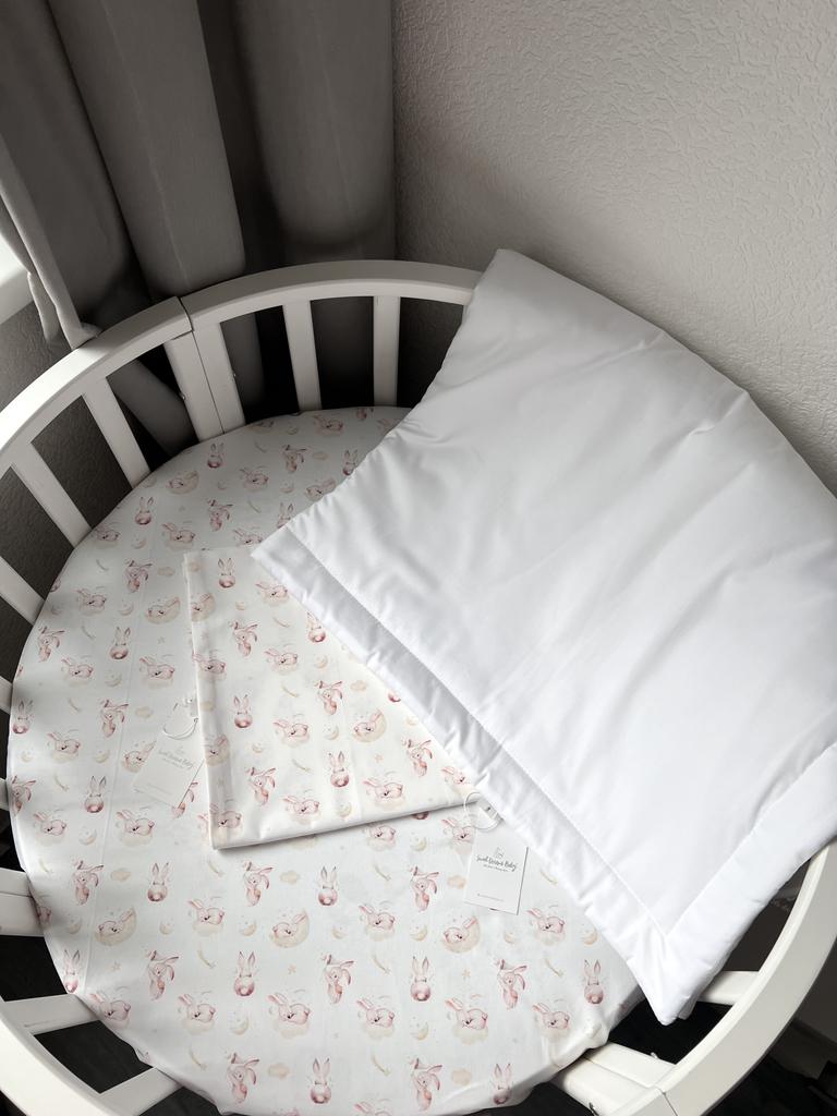Комплект постельного белья состоящий из одной простыни на резинке, одеяла и пододеяльника (белый однотон, спящие зайки)