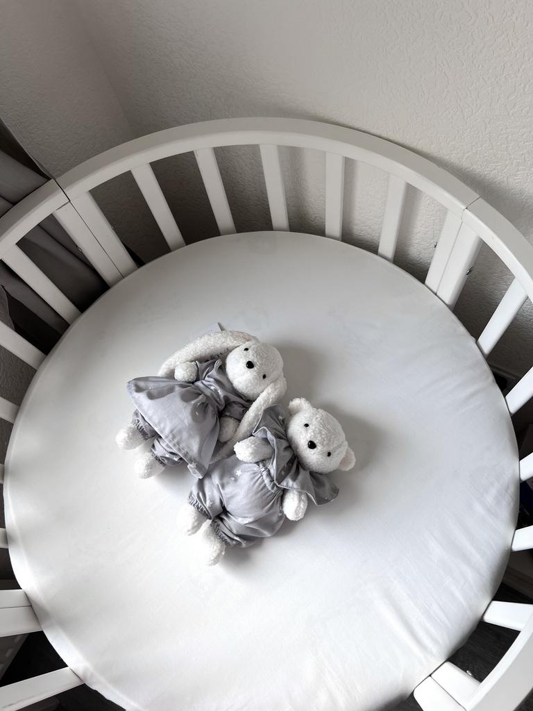 Зайка и мишка из пушистого велюра, имеющего фактурную текстуру букле или барашка.