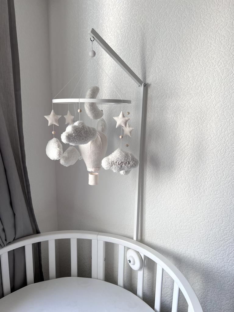 Мобиль с луной, воздушным шаром, облаками и звездами.