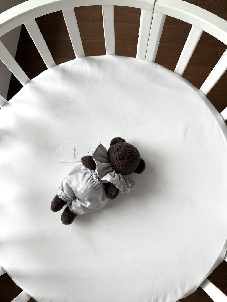 Мишка в шоколадном цвете из пушистого велюра, имеющего фактурную текстуру букле или барашка в штанишках с воротником.