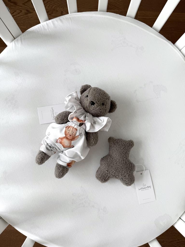 Мишка из букле (барашка) в штанишках с воротником и погремушка в виде мишки.