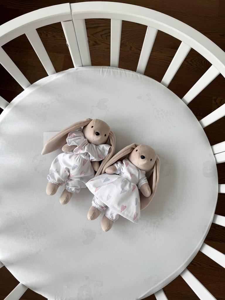 Зайки из велюра в платьице и в штанишках с воротником.