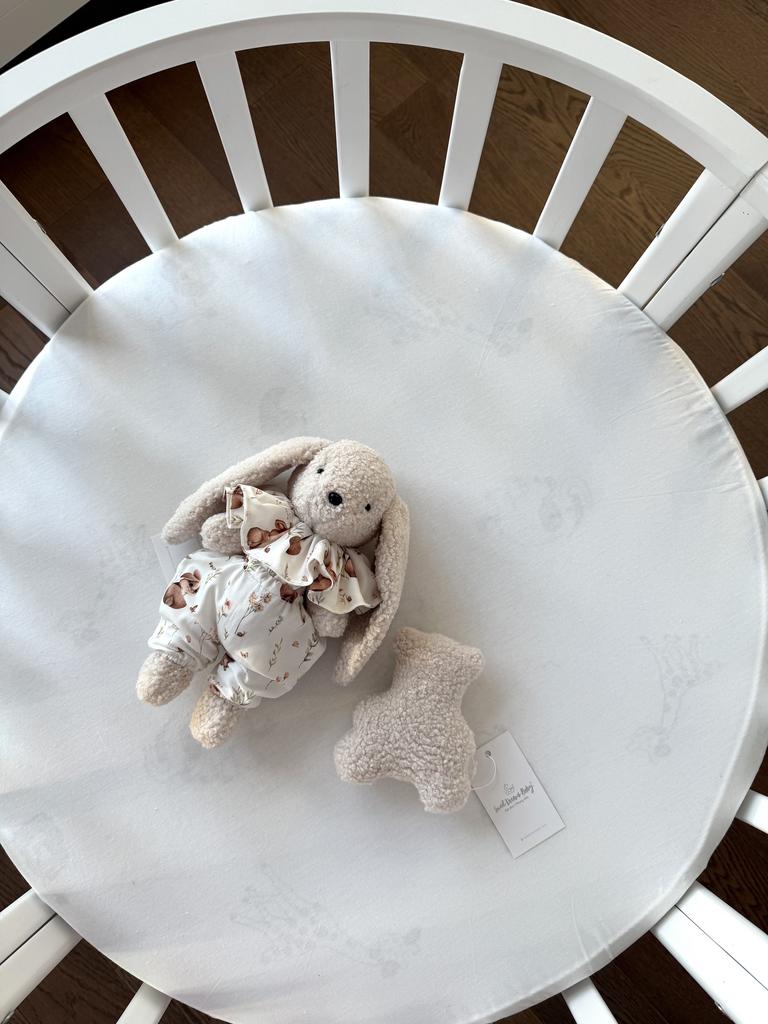 Зайка из букле (барашка) в штанишках с воротником и погремушка в виде мишки.