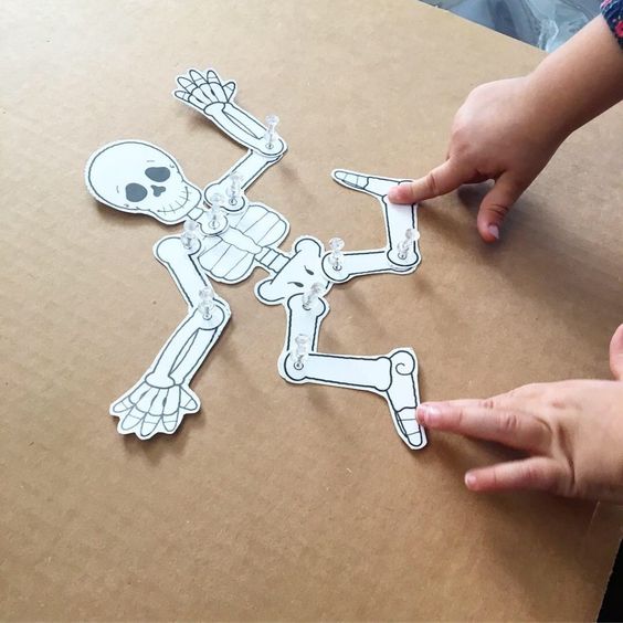 Halloween. Старый Мсье Скелетон