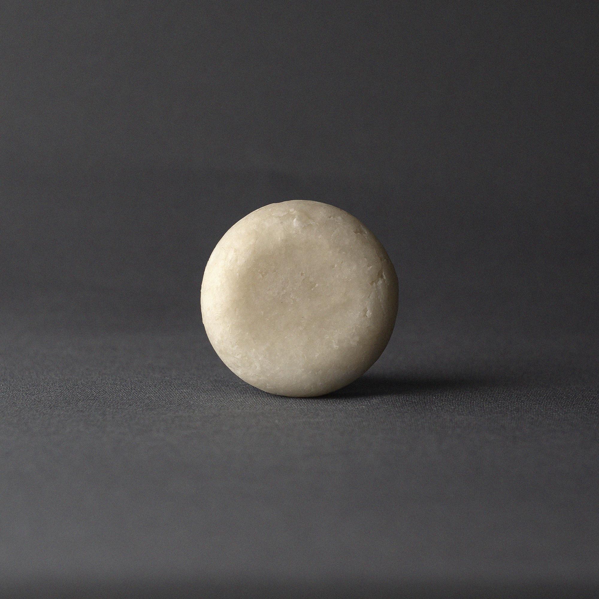 ТВЕРДЫЙ ШАМПУНЬ #64 Кремовое дерево / пачули