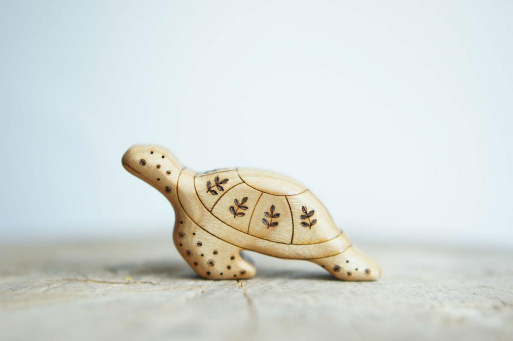 Turtle wooden toy (natural color)
