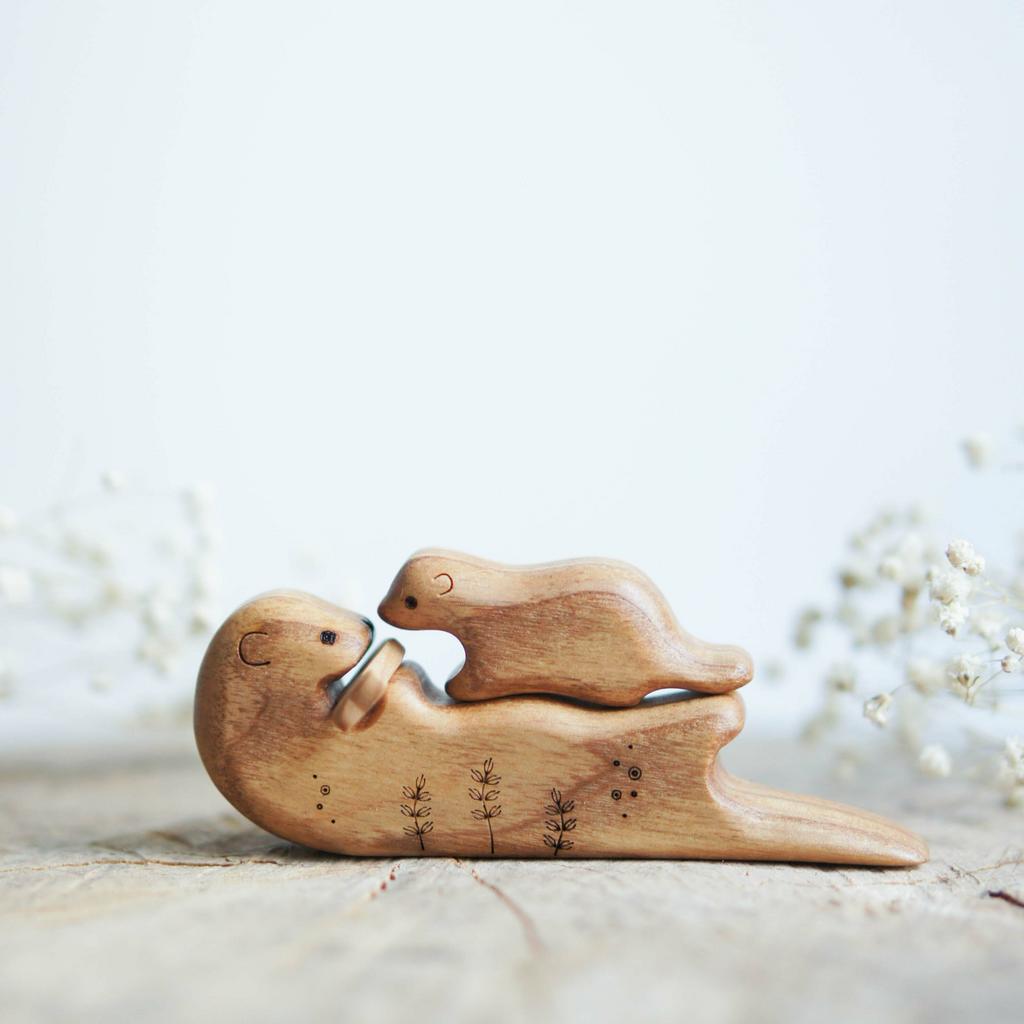 Sea otters with fish set wooden toy (natural color)