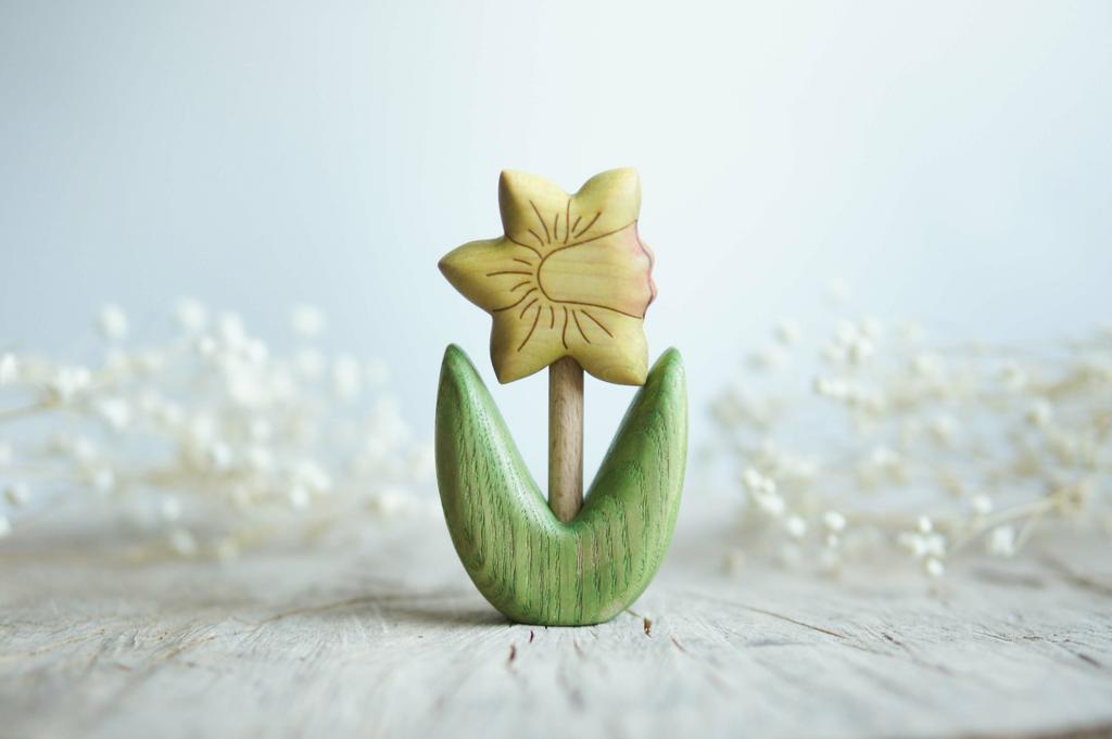 Narcissus yellow wooden toy (birth flower March)