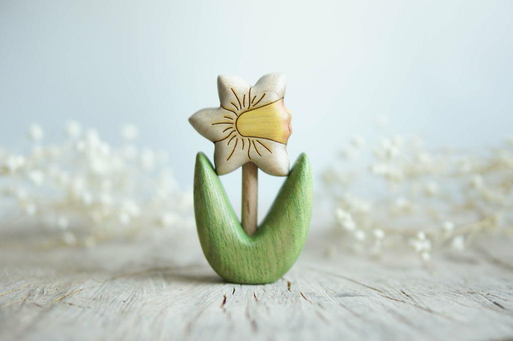 Narcissus white wooden toy (birth flower March)