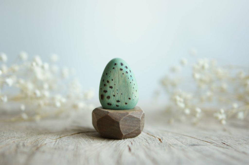 Blue egg with nest wooden toy
