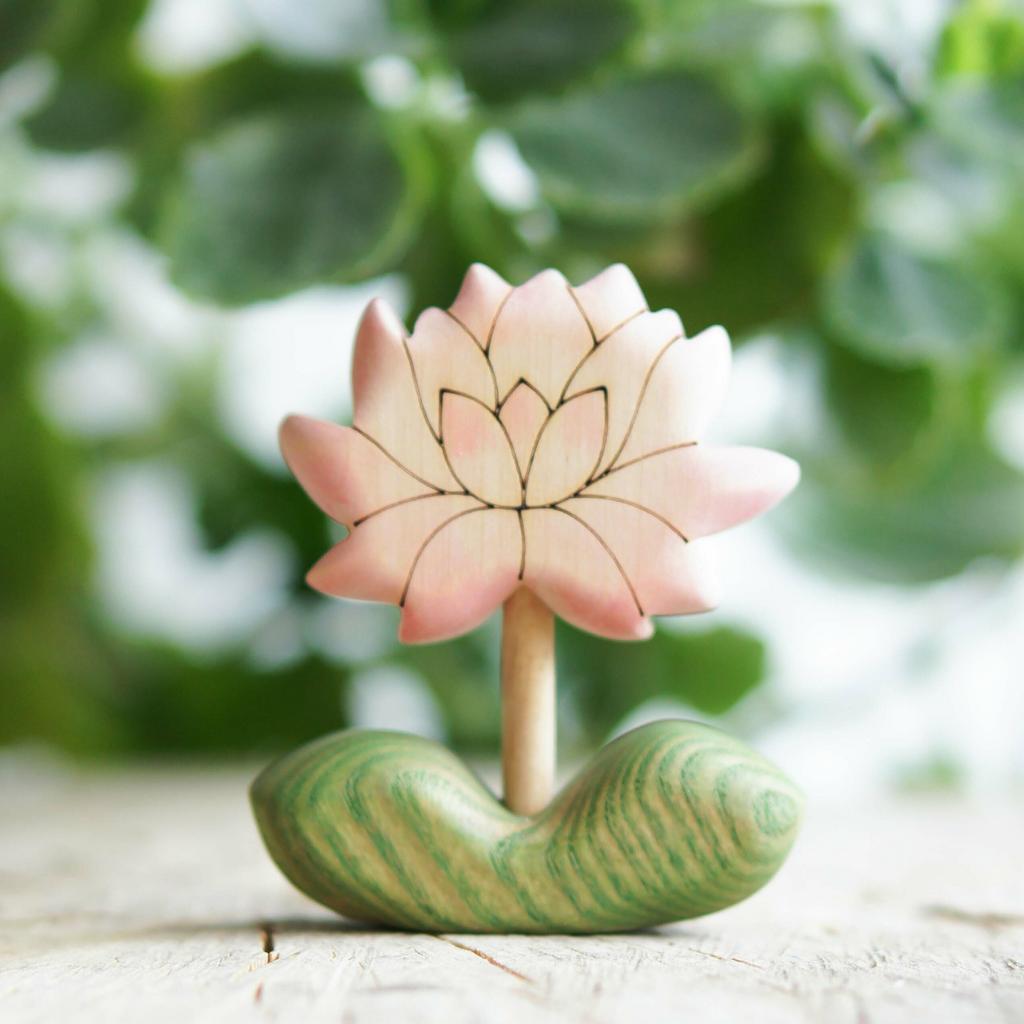 Water lily flower wooden toy (birth flower July)