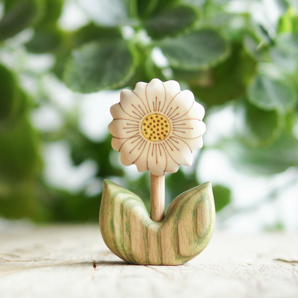 Daisy  flower wooden toy (birth flower April)