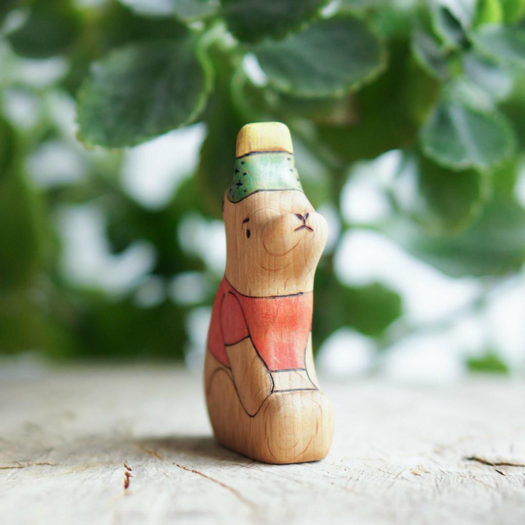 WINNIE THE POOH COLLECTION > Winnie the Pooh with party hat wooden