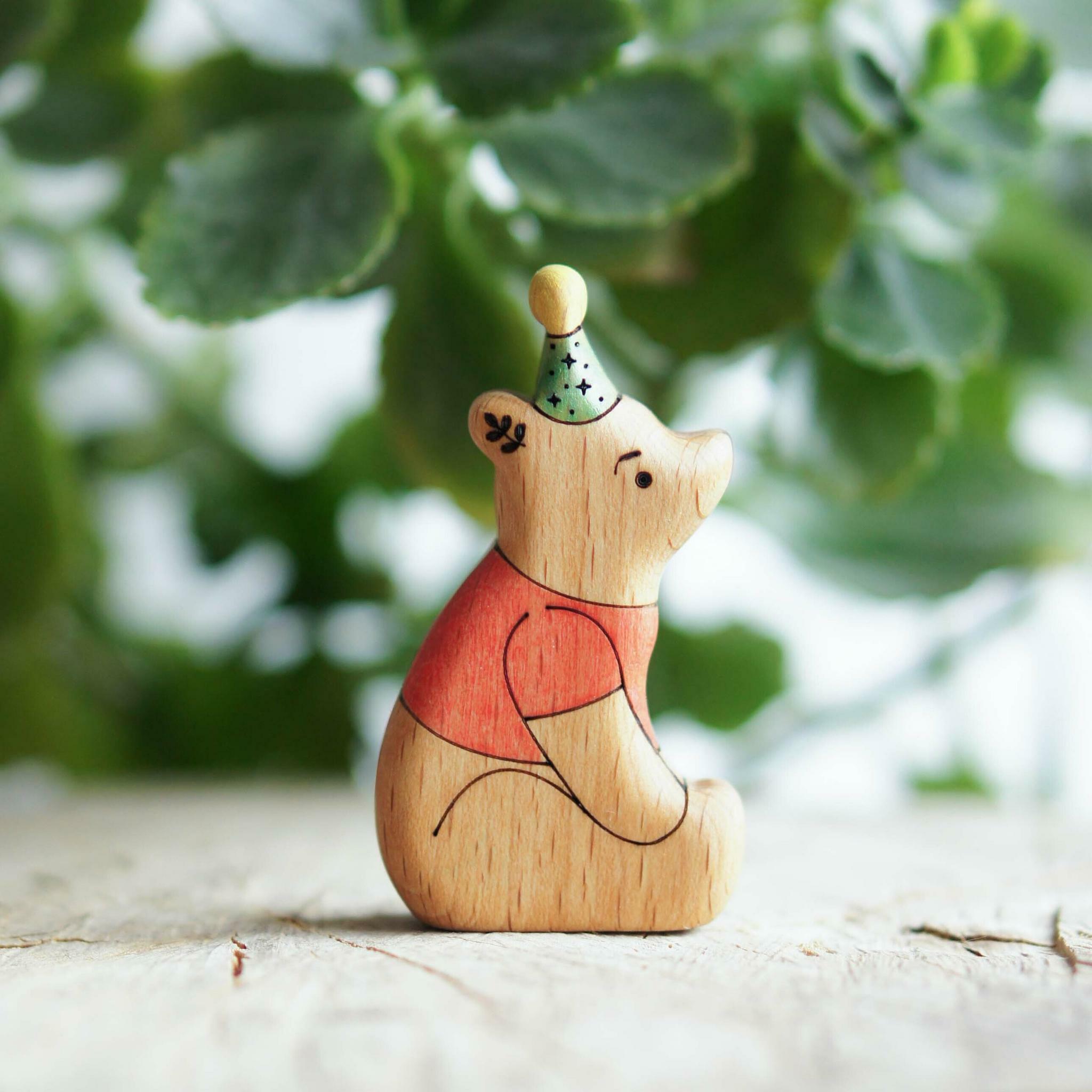 WINNIE THE POOH COLLECTION > Winnie the Pooh with party hat wooden