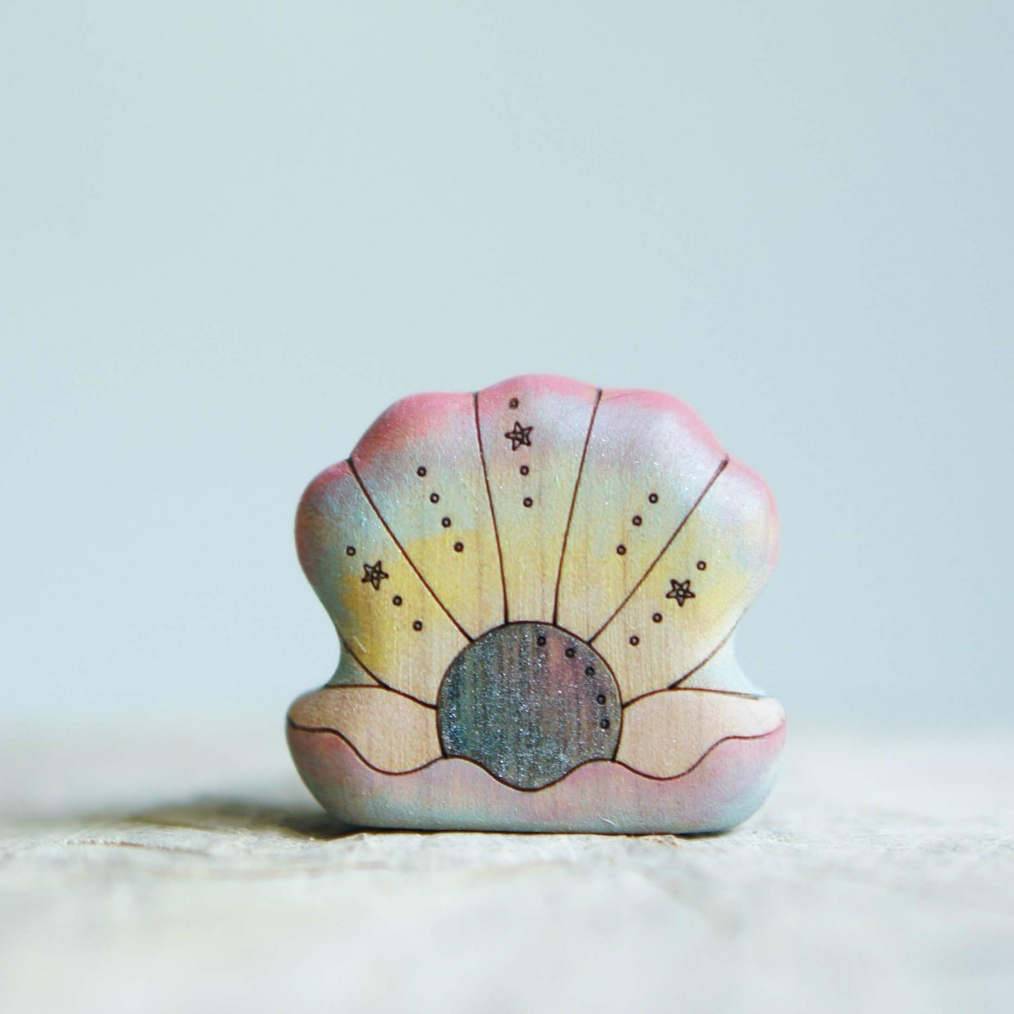 Sea shell with pearl 11
