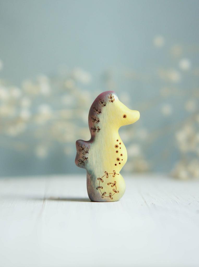 Seahorse wooden toy 3 (yellow-blue-purple)