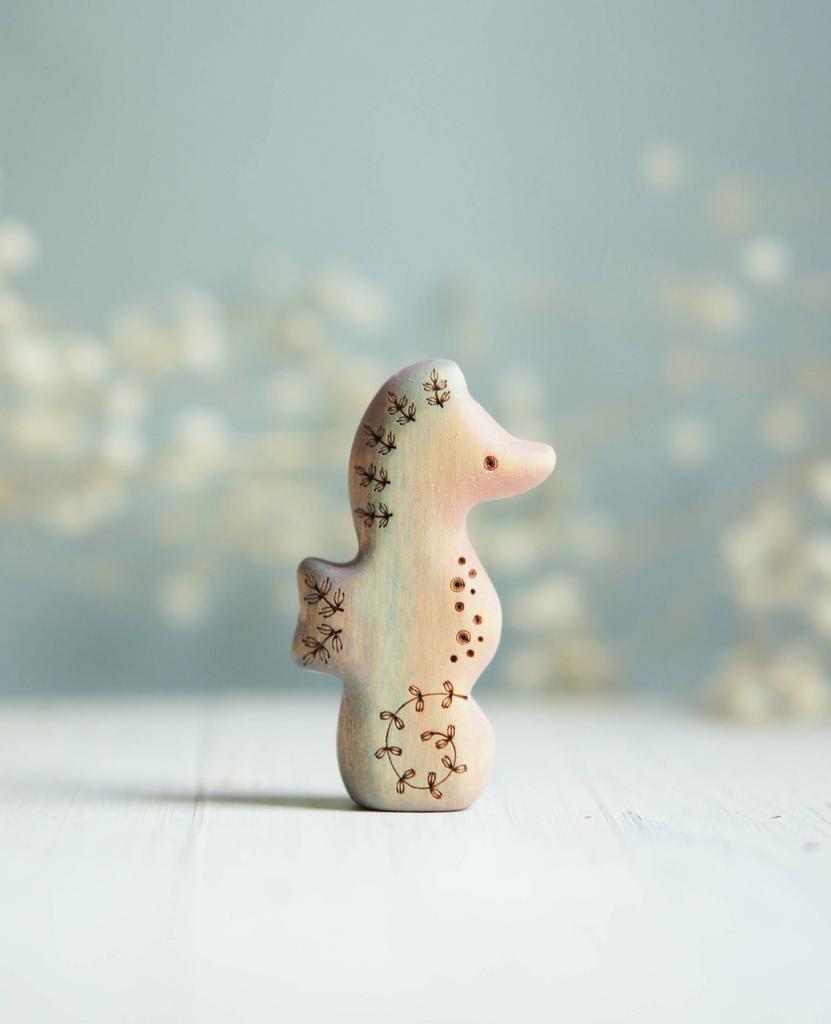 Seahorse wooden toy 2 (pink-blue)
