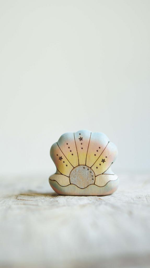 Sea shell with pearl 1 (blue-pink-yellow)