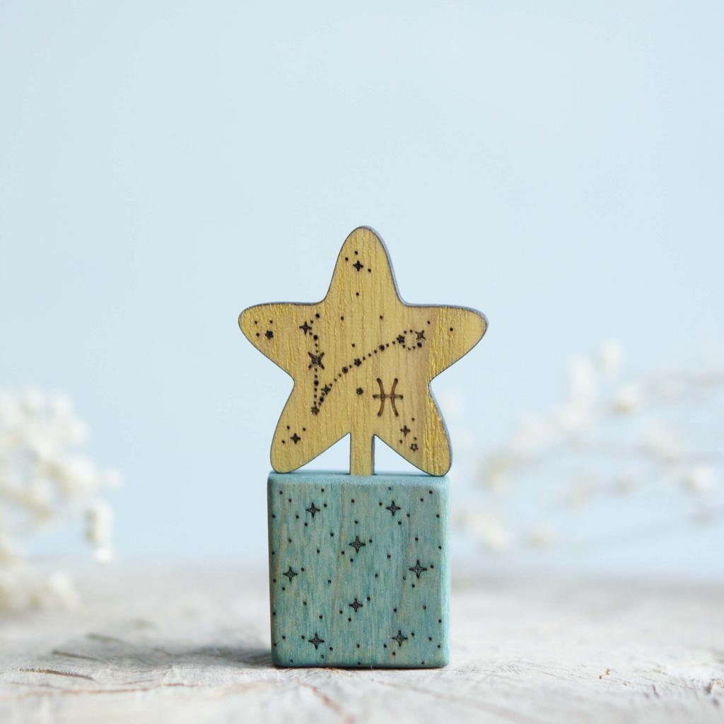 Wooden star zodiac Pisces with gift stand