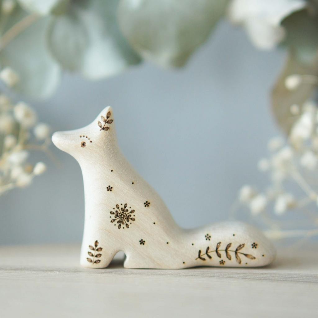 Baby wolf sitting (natural with sparkle)