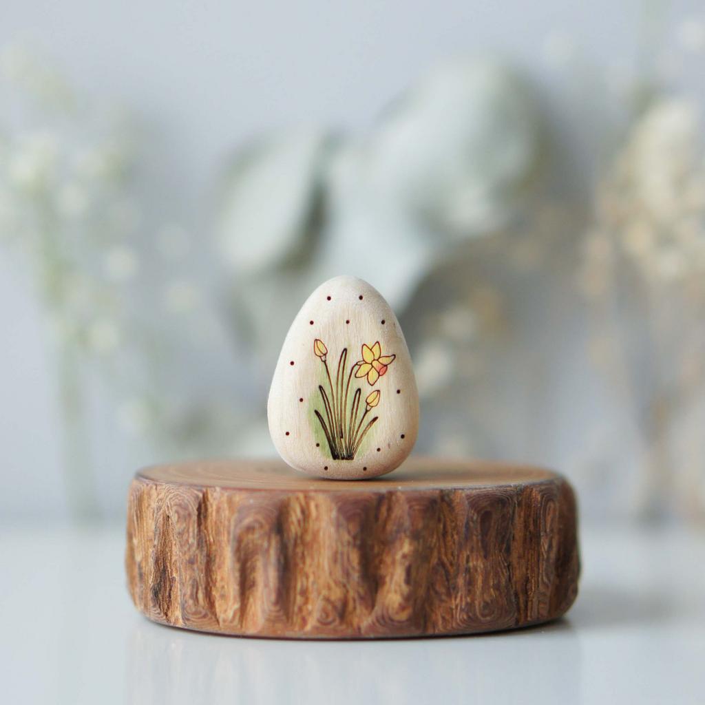 White egg with narcissus