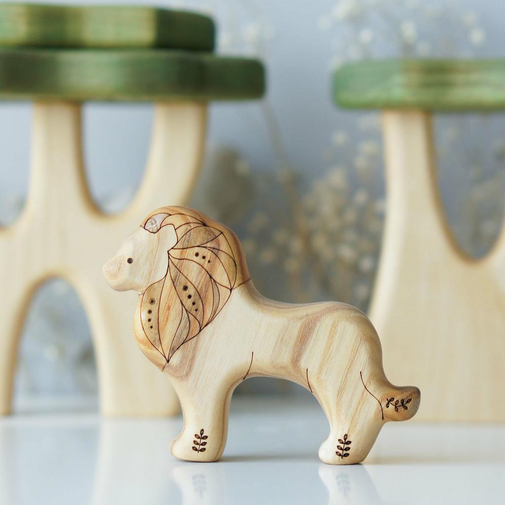 Lion dad wooden toy (colored)