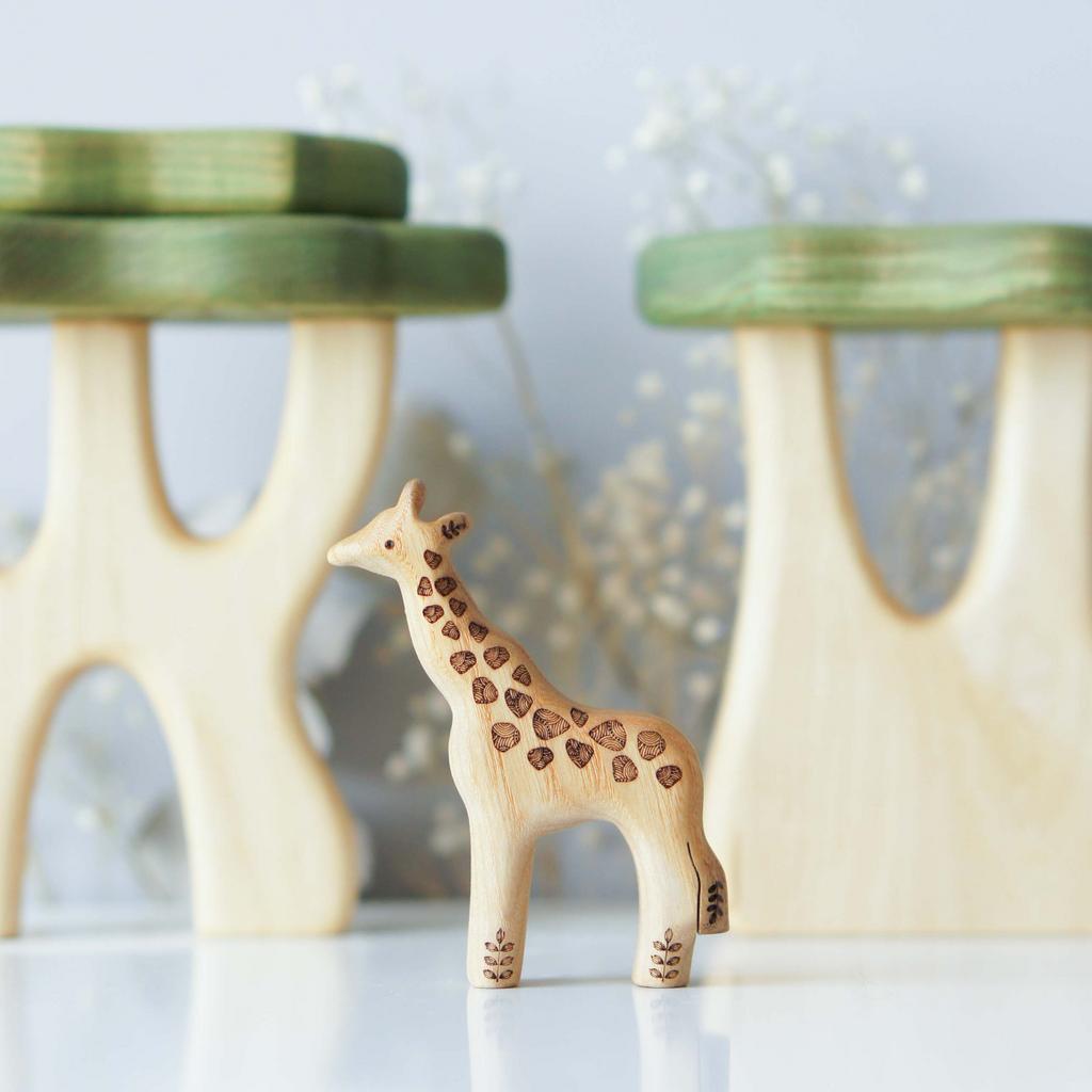 Giraffe baby looks straight wooden toy (colored)