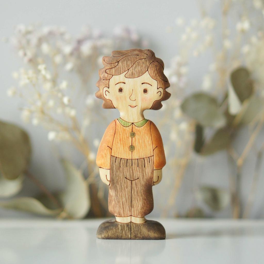 Boy (in orange) brunette (light skin)