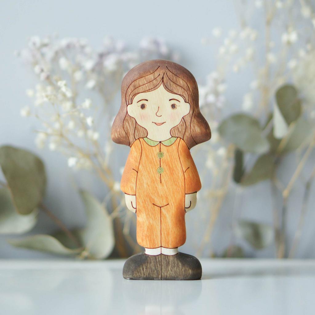 Girl (in orange) brunette (light skin)