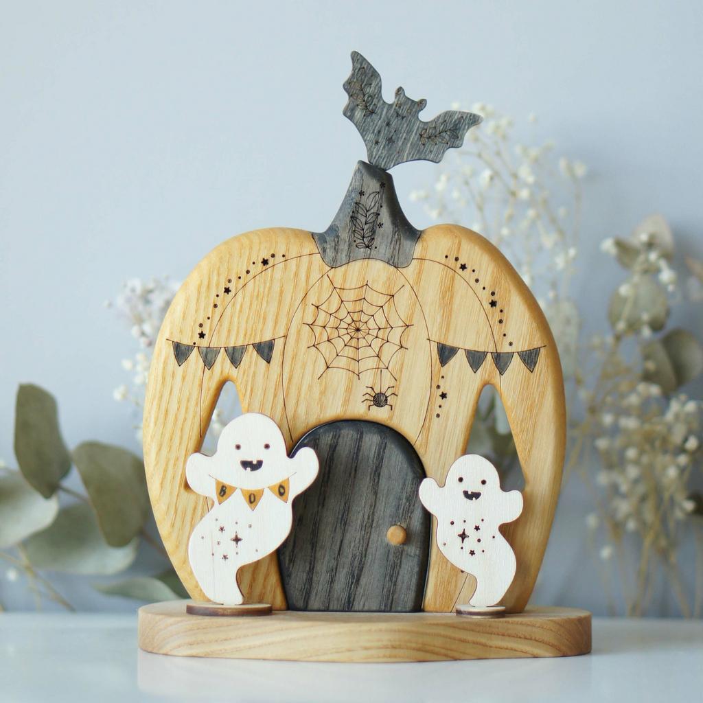 Pumpkin House  with ghosts and a bat