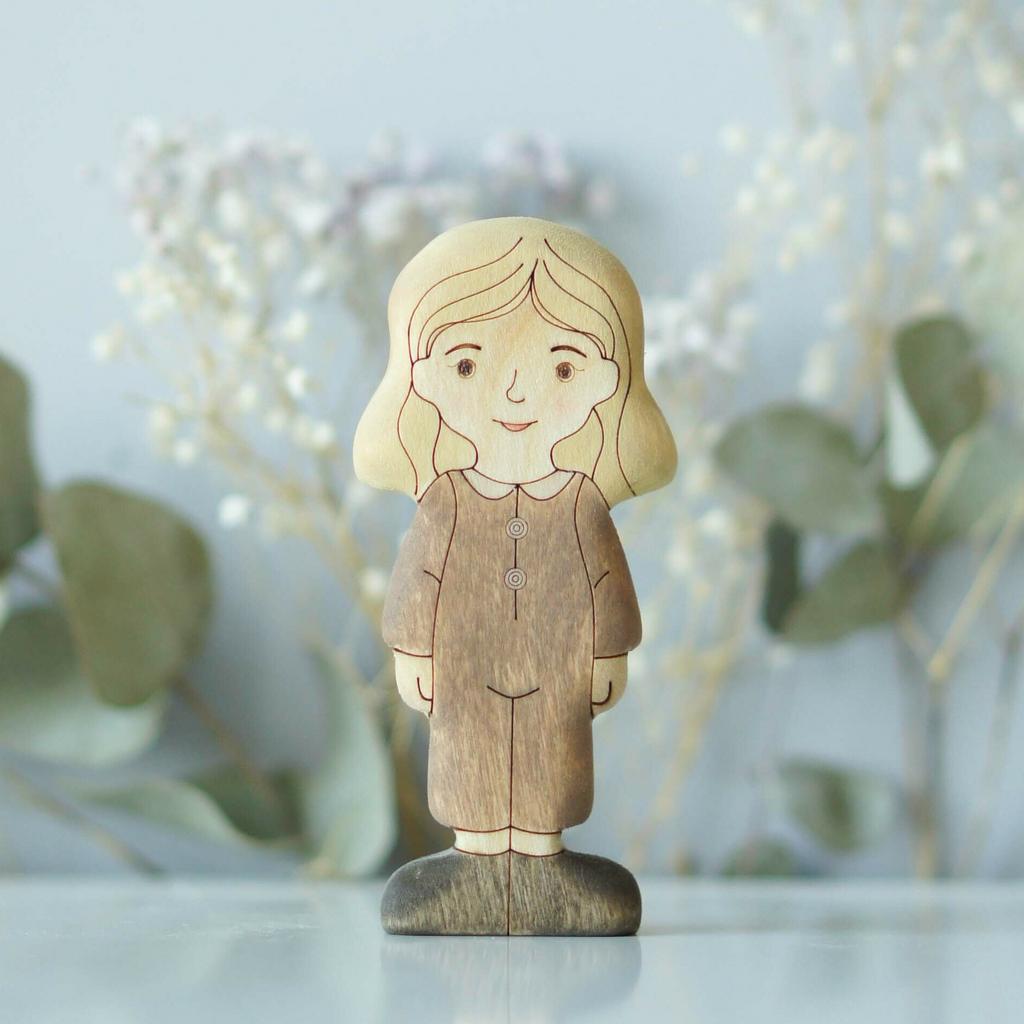 Girl (in brown) blonde (light skin)