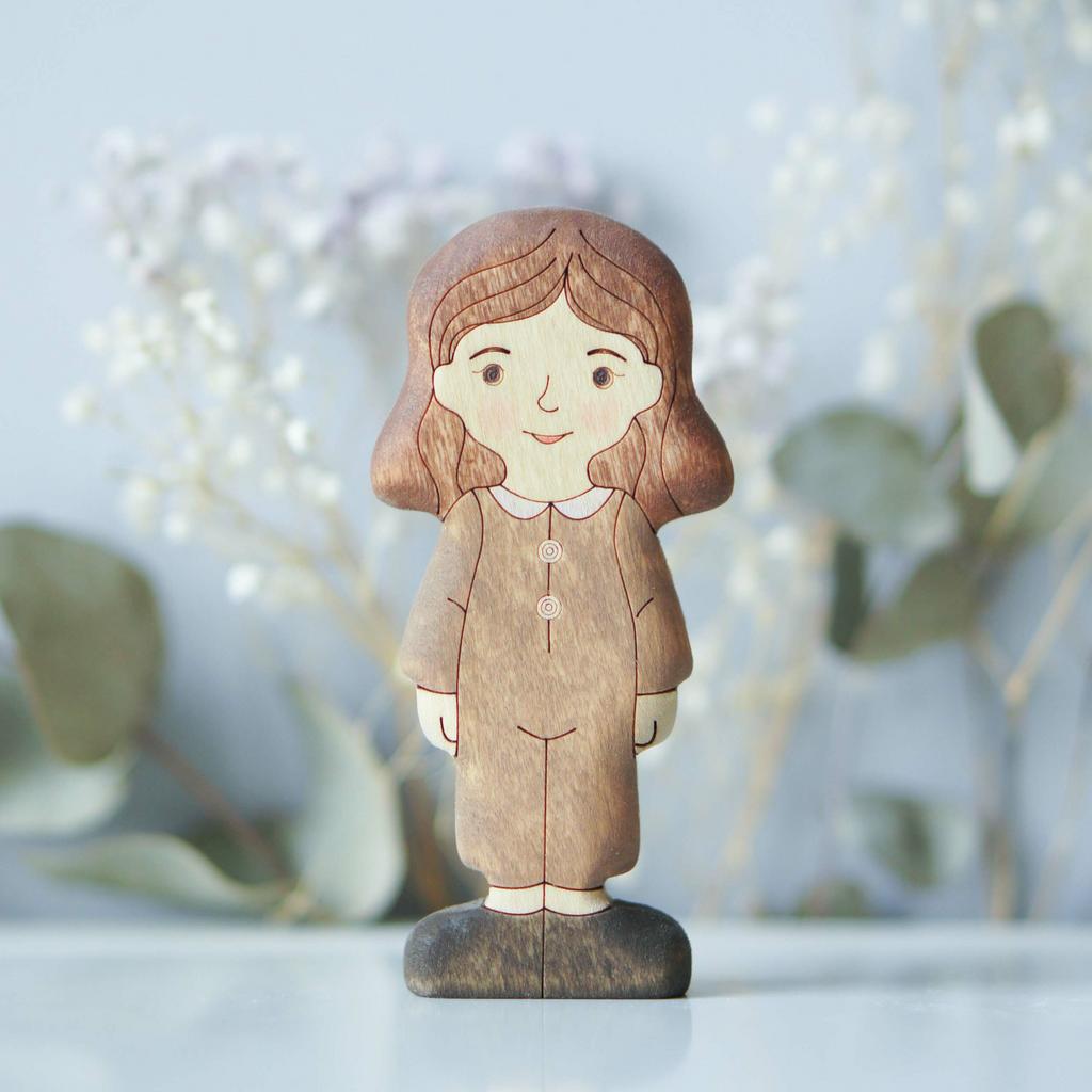 Girl (in brown) brunette (light skin)