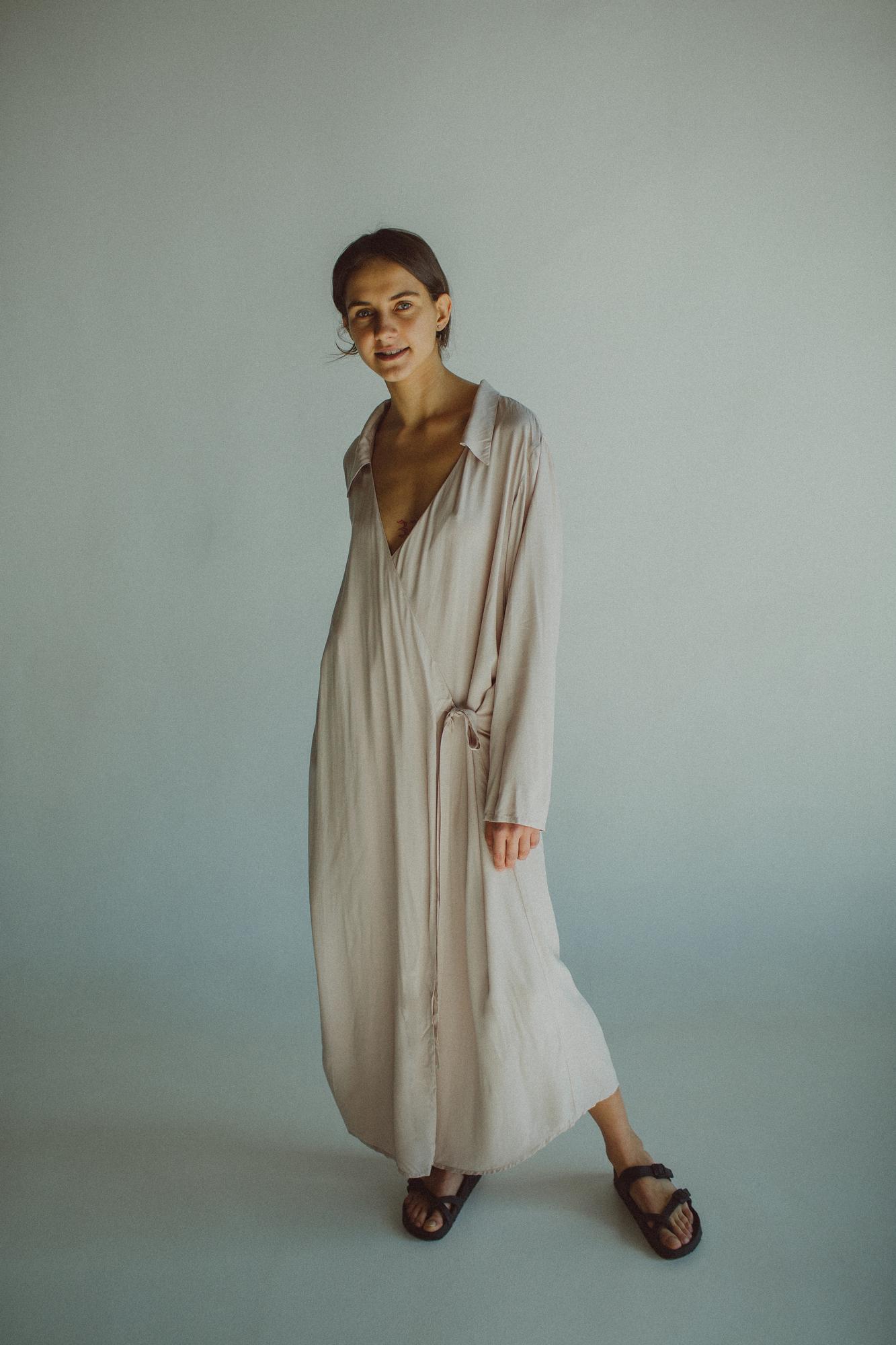 Бежевое платье Макси