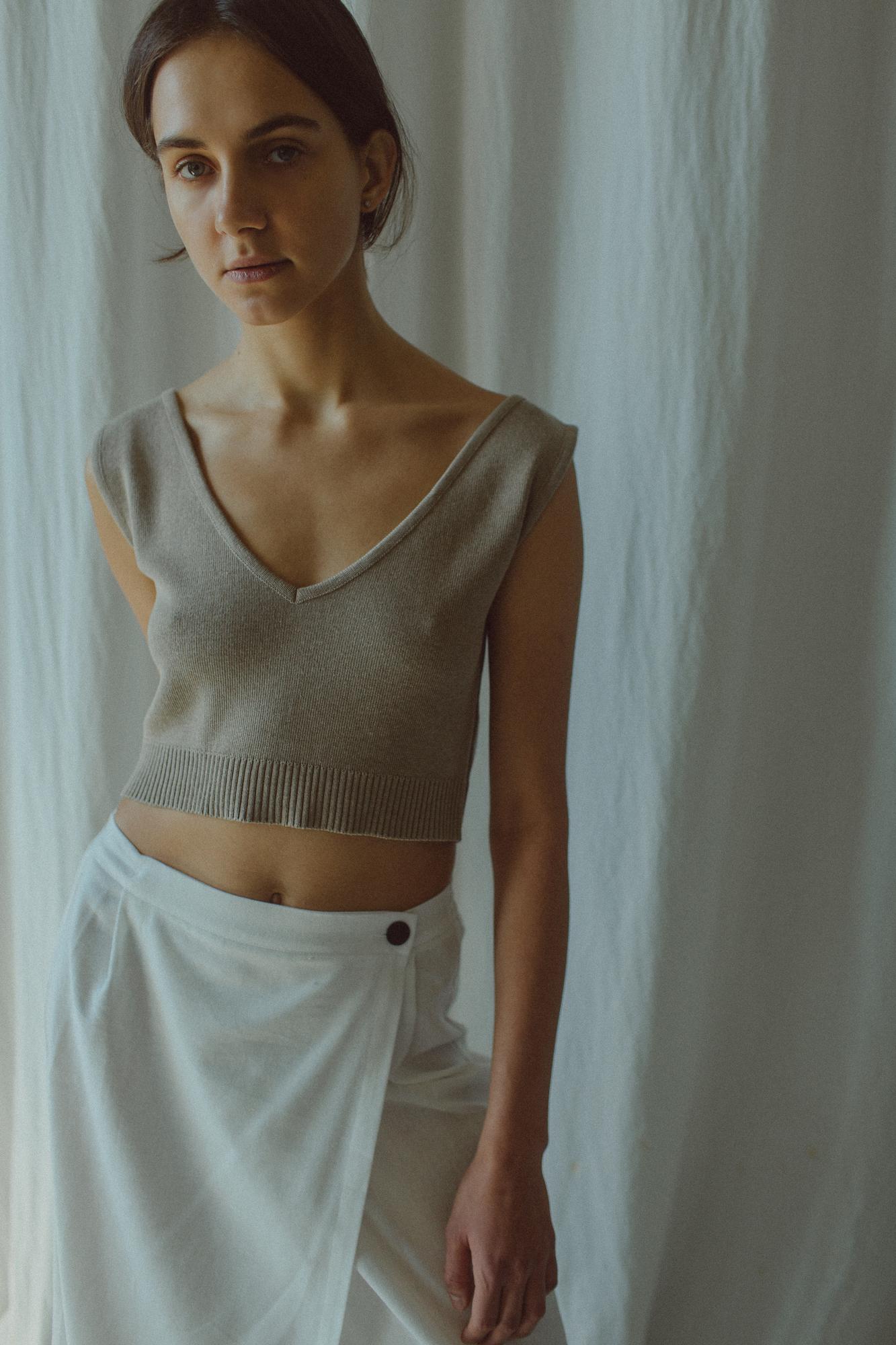 Натуральный серо-коричневый трикотажный топ