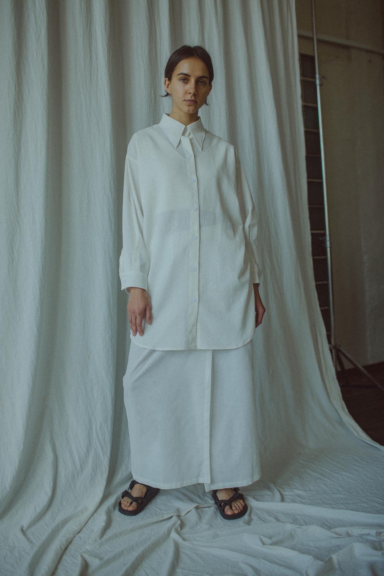 Свободная белая рубашка из льна