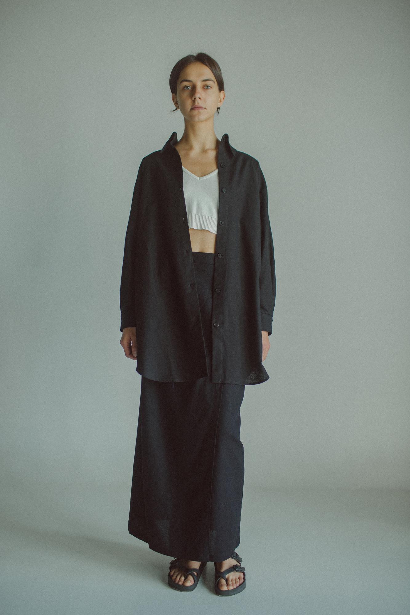 Свободная черная рубашка из льна