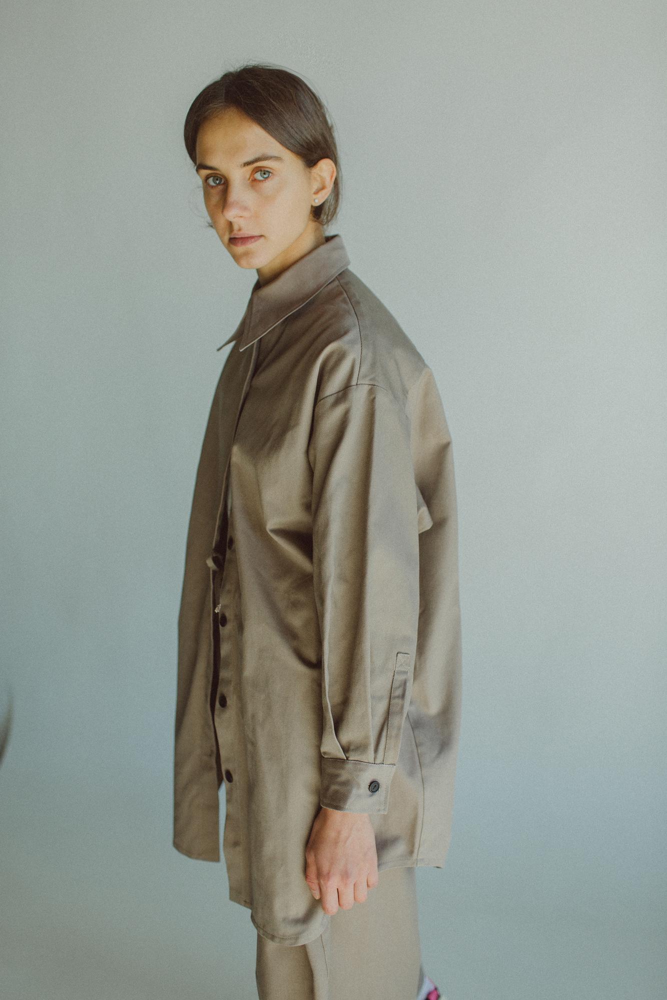 Джинсовая серо-коричневая рубашка свободного кроя