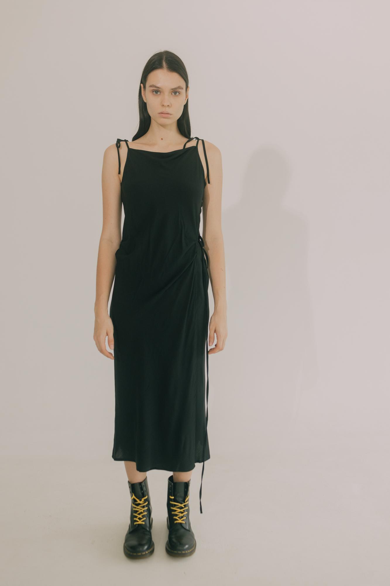 Черное платье на запах Dani косого кроя