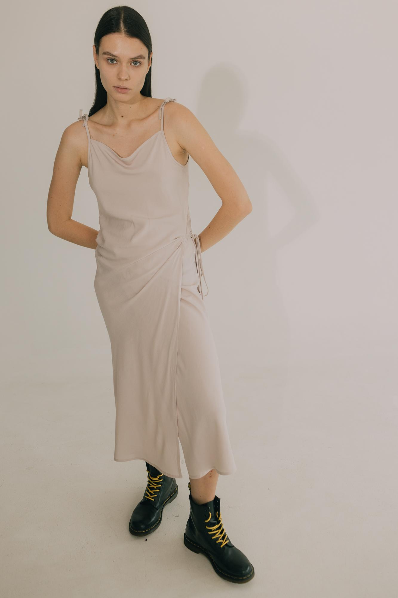 Бежевое платье на запах Dani косого кроя