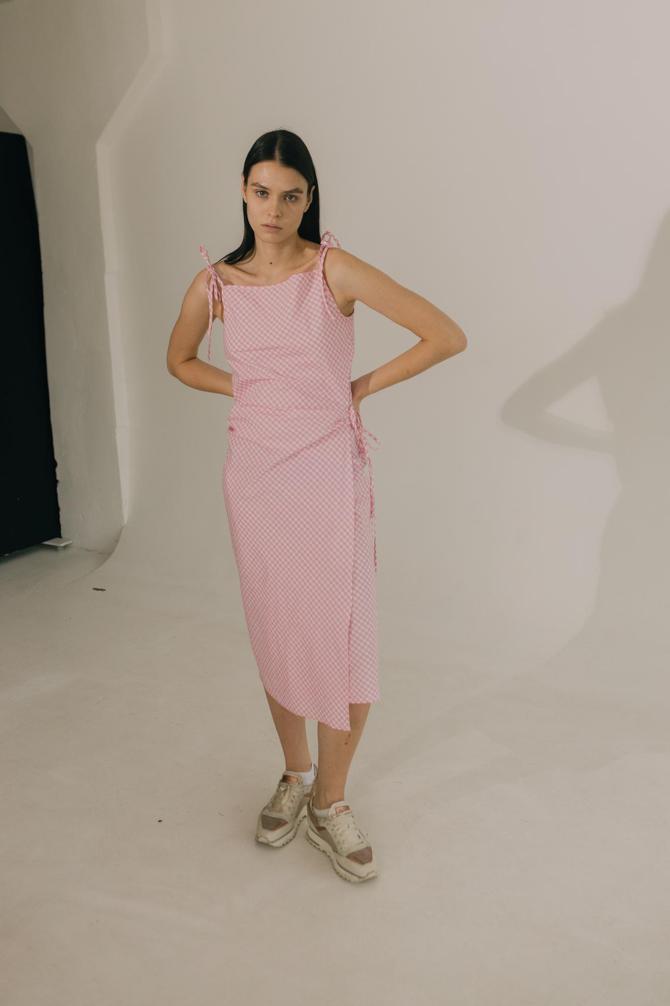 Платье на запах Dani косого кроя в розовую клетку