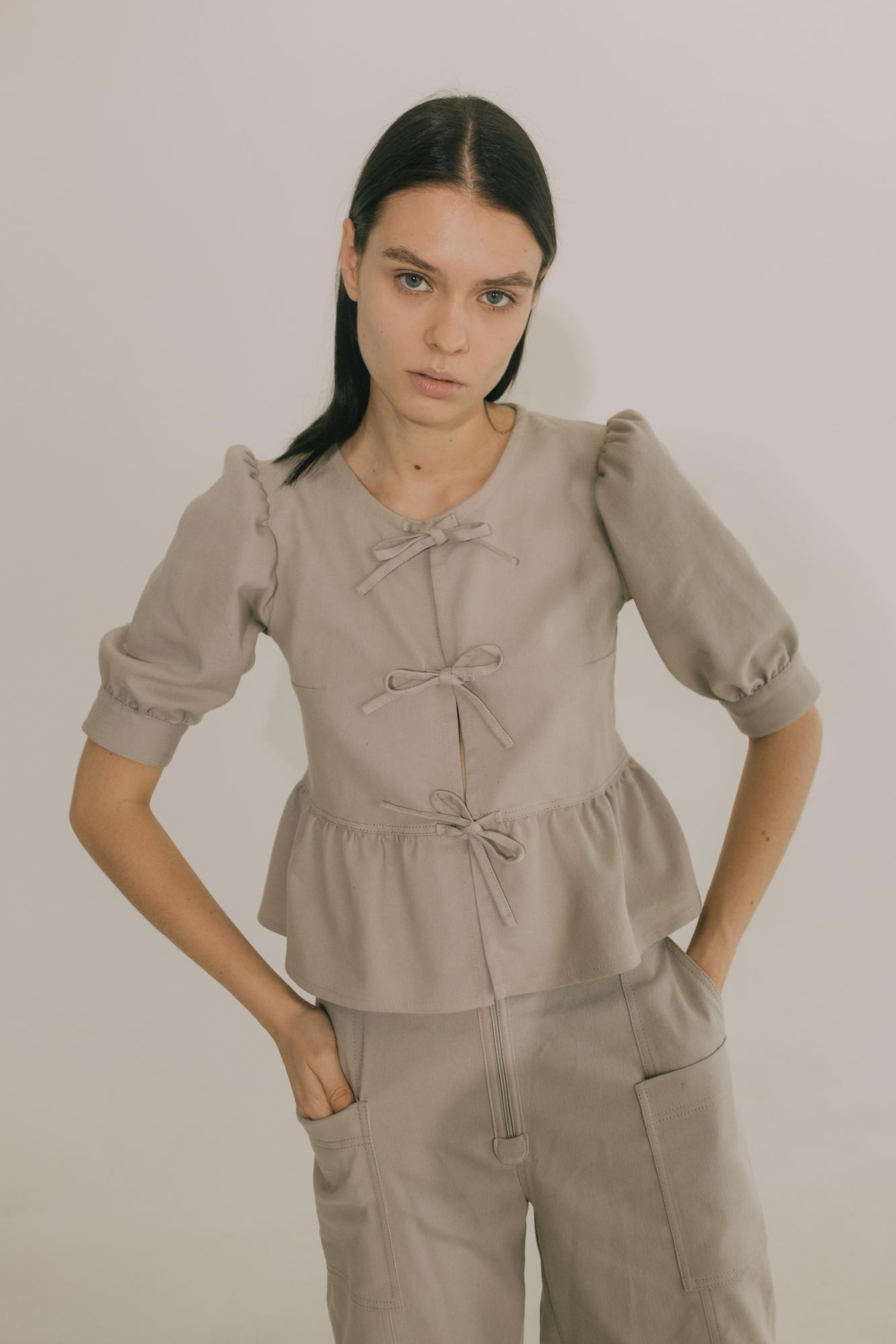 Джинсовая блуза Dani с баской в цвете тауп