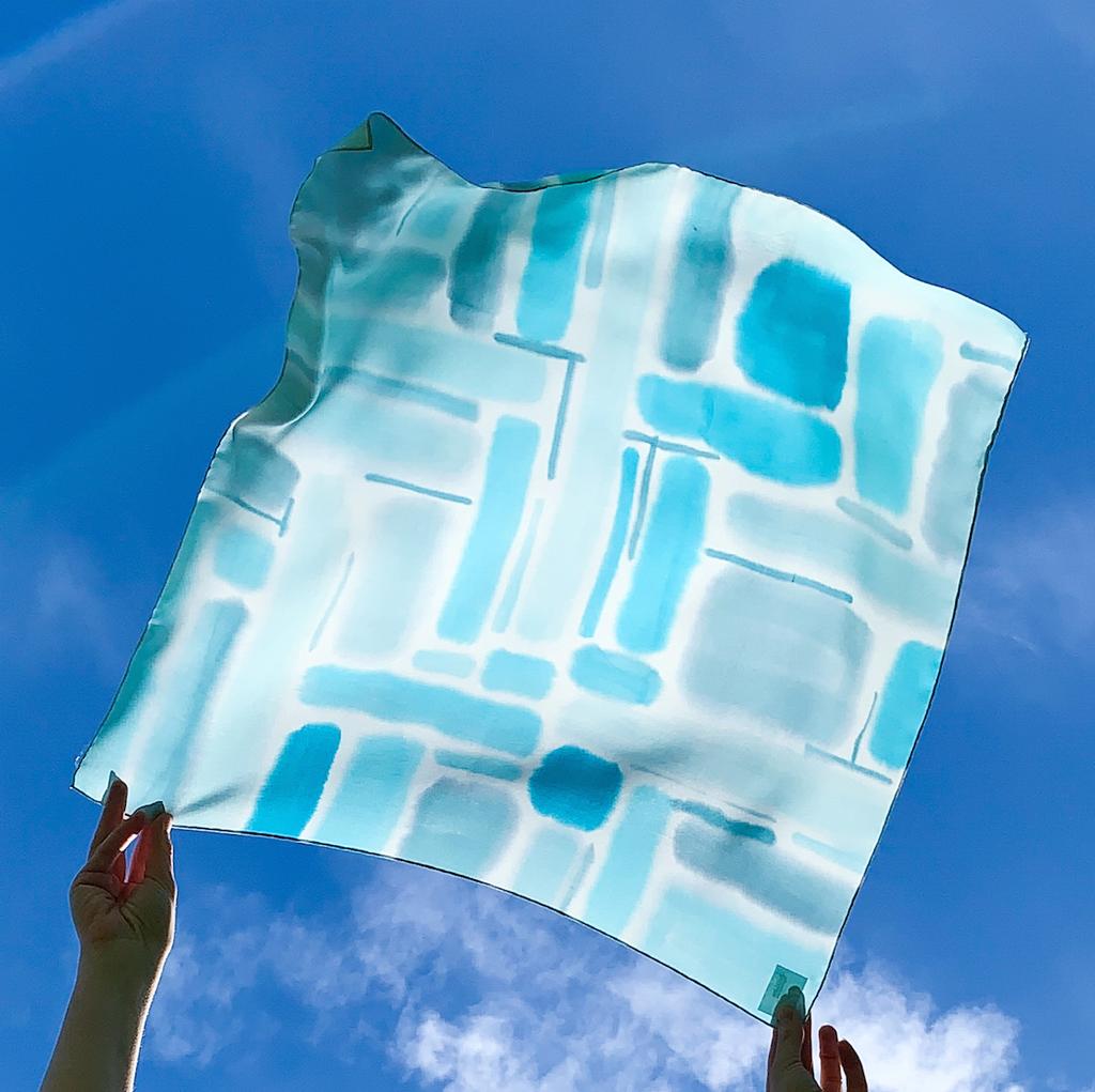 Шелковый голубой платок  свободная роспись