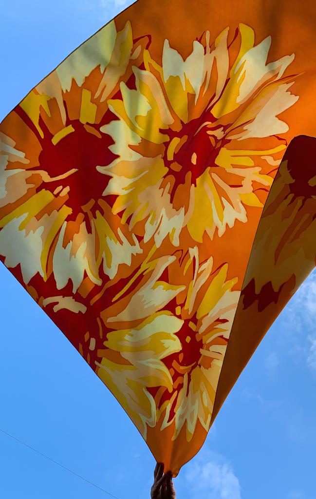 Шелковый женский платок на голову Подсолнухи, оранжевый Линия Батика