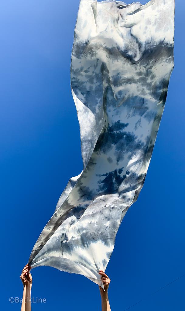 Шерстяной серый палантин окрашен вручную в технике тай-дай